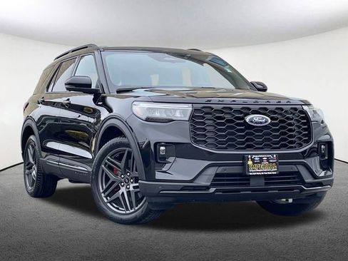 Used 2025 Ford Explorer ST-Line w/ ST-Line Street Pack image 2