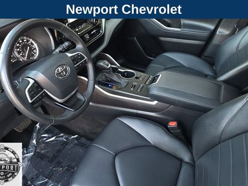 Used 2022 Toyota Highlander XLE image 11