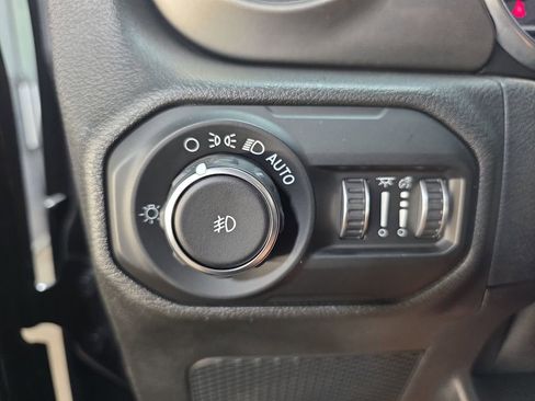 Used 2018 Jeep Wrangler Unlimited Sahara AWD/4WD image 23