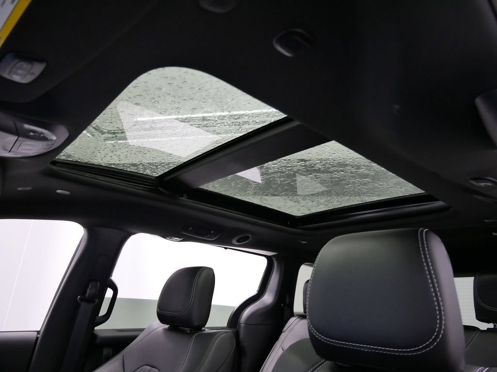 New 2026 Chrysler Pacifica Select AWD/4WD image 18