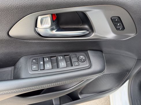Used 2025 Chrysler Pacifica Select FWD image 8