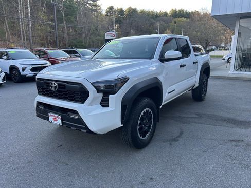 Used 2024 Toyota Tacoma TRD Off-Road w/ TRD Off Road Upgrade Package AWD/4WD image 14