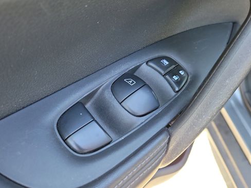 Used 2019 Nissan Rogue SV FWD image 18