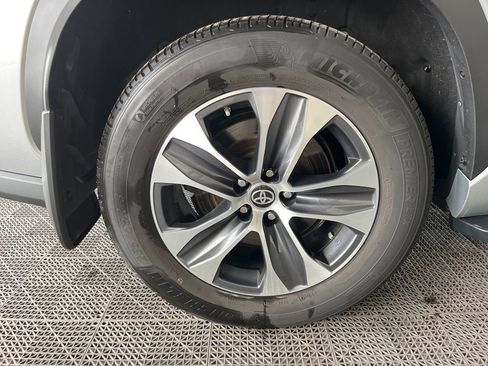 Used 2024 Toyota Highlander XLE image 25