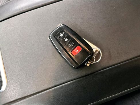 Used 2021 Toyota Highlander LE image 14