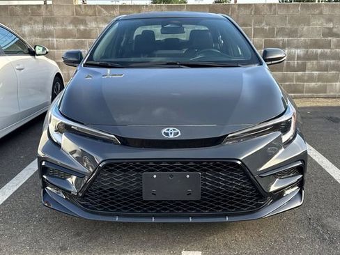 Used 2025 Toyota Corolla SE FWD image 3