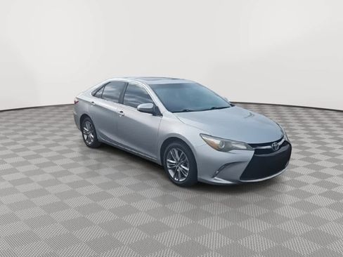 Used 2015 Toyota Camry SE image 2