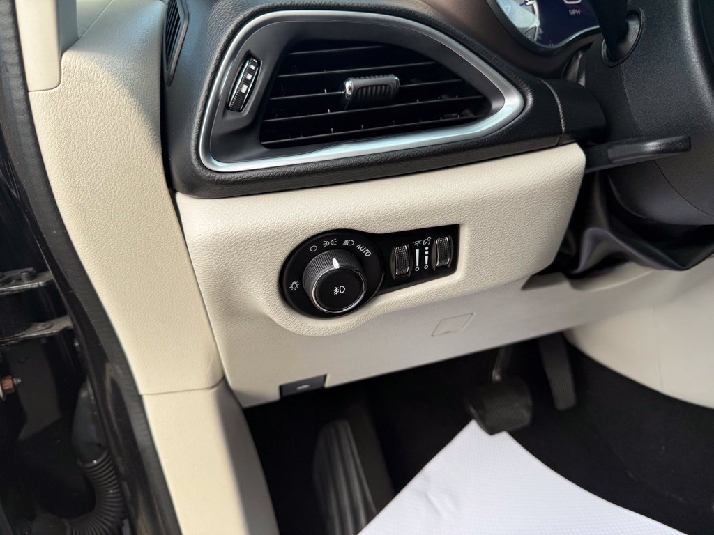 Used 2019 Chrysler Pacifica Touring-L Plus w/ Advanced Safetytec Group FWD image 28