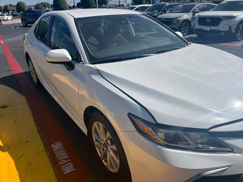 Used 2022 Toyota Camry LE FWD image 3