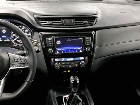 Used 2019 Nissan Rogue SV image 6