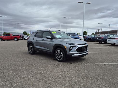 Used 2025 Chevrolet TrailBlazer LT AWD/4WD image 7