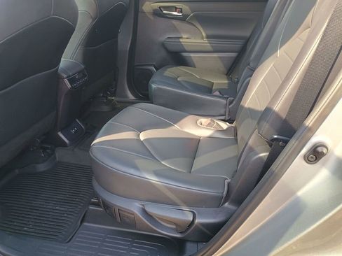 Used 2021 Toyota Highlander XLE image 17