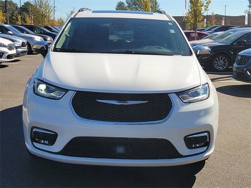 Used 2023 Chrysler Pacifica Limited image 2