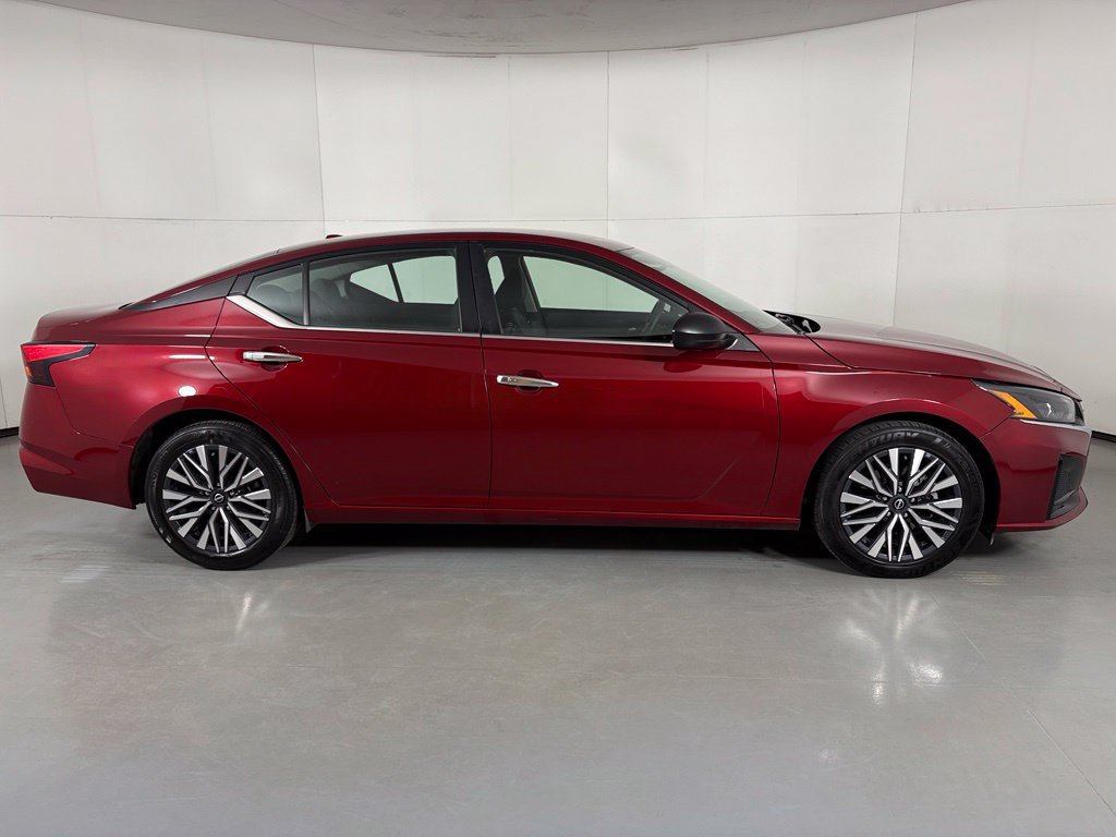 Used 2024 Nissan Altima 2.5 SV FWD image 9