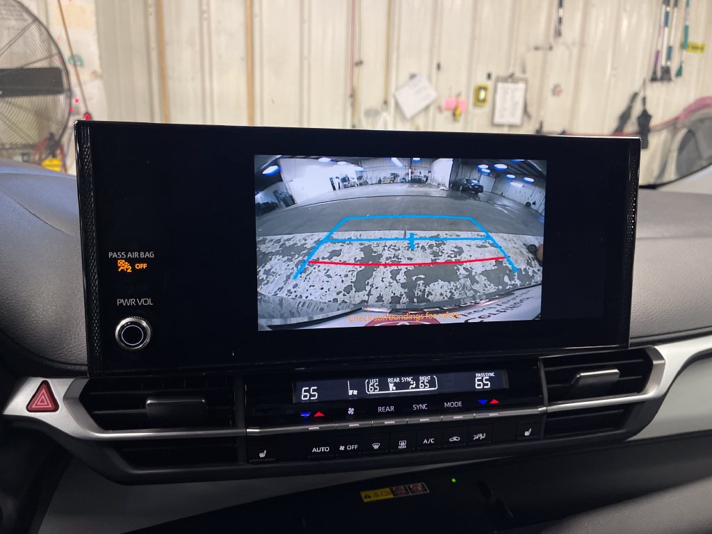 Certified 2025 Toyota Sienna XLE FWD image 26