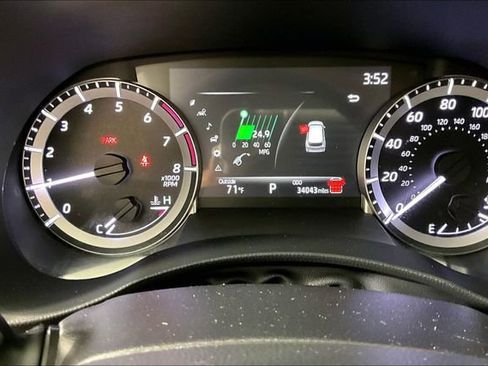 Used 2025 Toyota Highlander LE FWD image 10