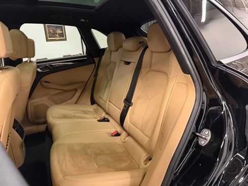 Used 2018 Porsche Macan image 39