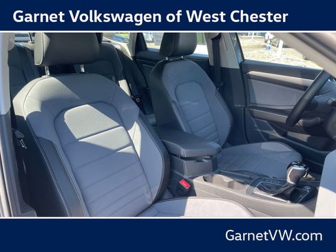 Certified 2025 Volkswagen Jetta SE w/ Black Wheel Package FWD image 31