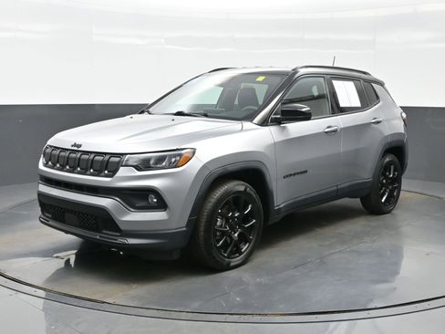 Used 2022 Jeep Compass Altitude FWD image 2
