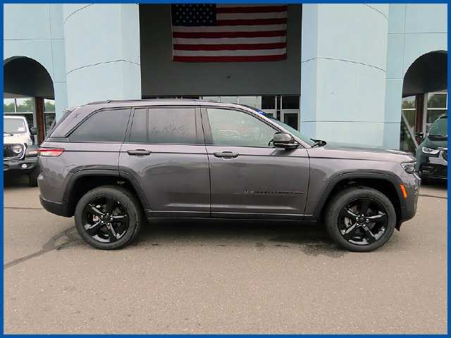 Used 2025 Jeep Grand Cherokee Altitude AWD/4WD image 21