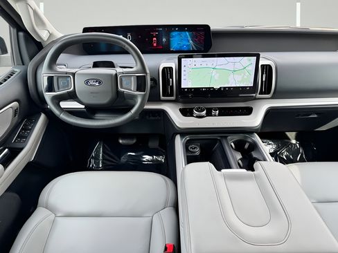 Used 2025 Ford Expedition Active AWD/4WD image 5