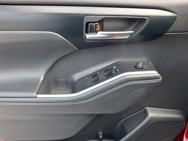 Certified 2022 Toyota Highlander XLE AWD/4WD image 12