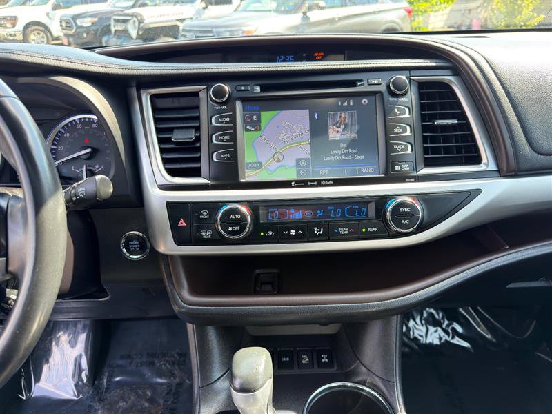 Used 2019 Toyota Highlander XLE AWD/4WD image 19