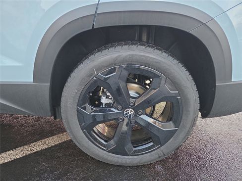 New 2026 Volkswagen Taos SE image 10