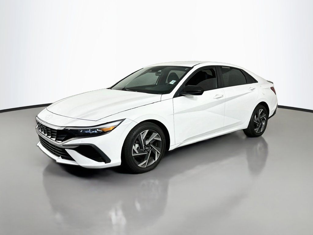 Used 2025 Hyundai Elantra Sport w/ Cargo Package FWD image 4