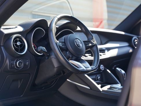 Used 2022 Alfa Romeo Stelvio Ti image 3