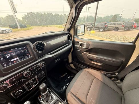 Used 2022 Jeep Gladiator Sport AWD/4WD image 23