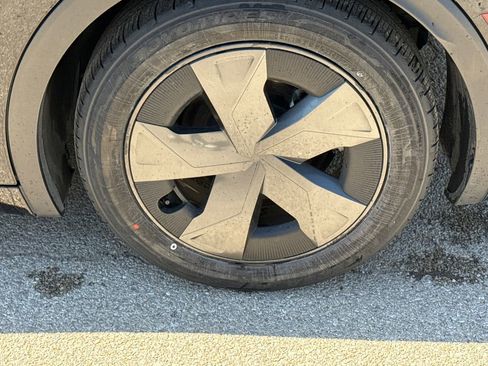 Used 2024 Toyota Prius LE image 9