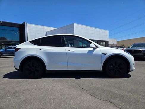 Used 2024 Tesla Model Y 2WD image 7