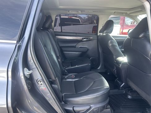Used 2023 Toyota Highlander Platinum image 12