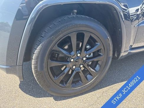 Used 2018 Jeep Grand Cherokee Altitude AWD/4WD image 4