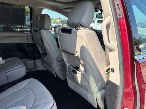 Used 2017 Chrysler Pacifica Limited w/ UConnect Theater Package FWD image 19