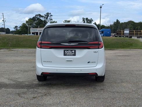Used 2022 Chrysler Pacifica Touring-L image 4