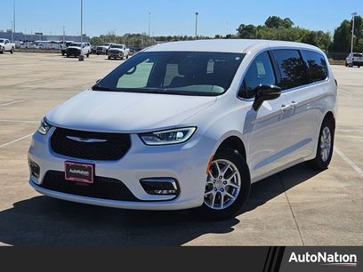 New 2025 Chrysler Pacifica Select