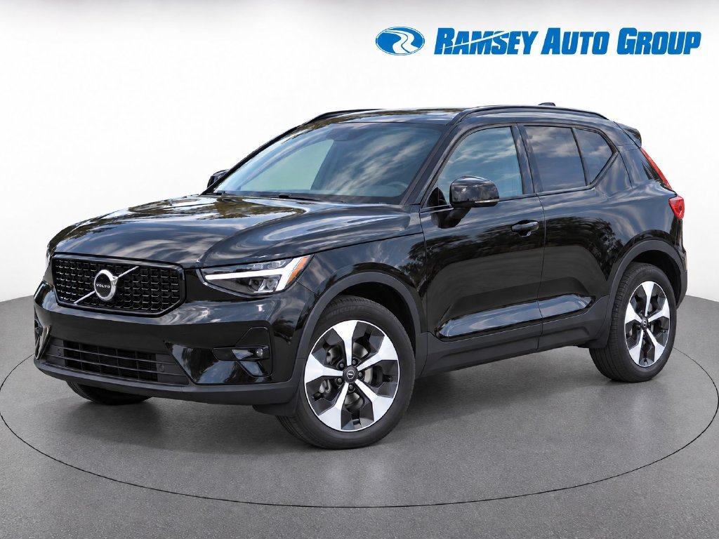 Used 2025 Volvo XC40 B5 Plus AWD/4WD image 1