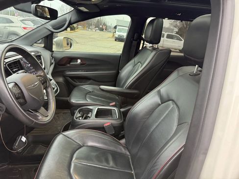 Used 2019 Chrysler Pacifica Limited image 4