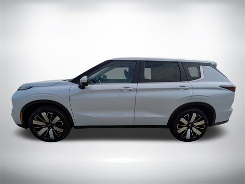 New 2025 Mitsubishi Outlander SE image 6