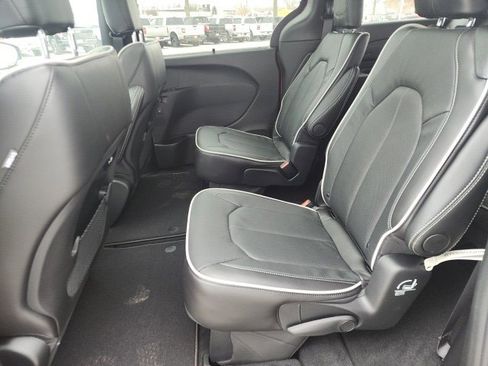 New 2026 Chrysler Pacifica Limited image 21