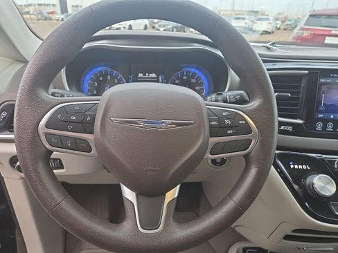 Used 2017 Chrysler Pacifica Touring image 13