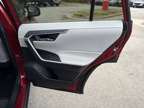 Used 2020 Toyota RAV4 XLE image 30