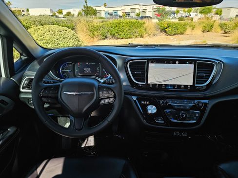 Used 2024 Chrysler Pacifica Limited FWD image 25