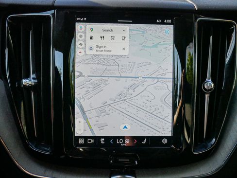 Used 2025 Volvo XC60 B5 Plus image 24