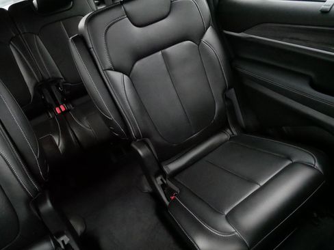 Used 2023 Jeep Grand Cherokee L Limited w/ Luxury Tech Group II AWD/4WD image 14