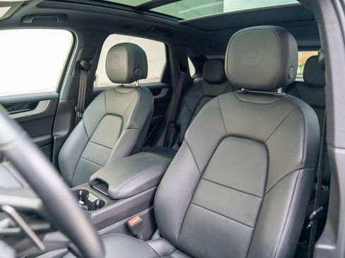 Used 2024 Porsche Cayenne image 5