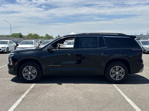Used 2025 Chevrolet Traverse LT FWD image 2