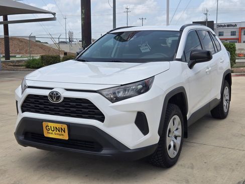 Used 2021 Toyota RAV4 LE FWD image 3
